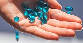 Blue pills in hand illustrates PlusChem's expertise in the Pharmaceutical industry